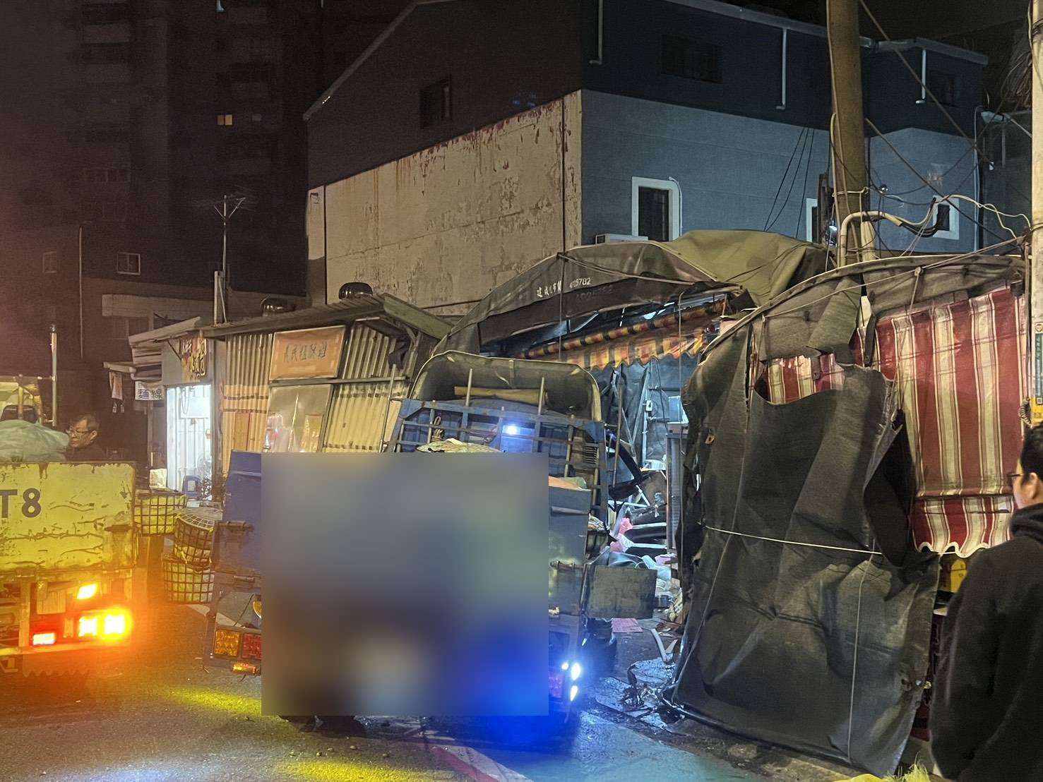 【有片】監視器狂震!平鎮小貨車、轎車路口猛撞 整排鐵皮屋遭波及 1758776