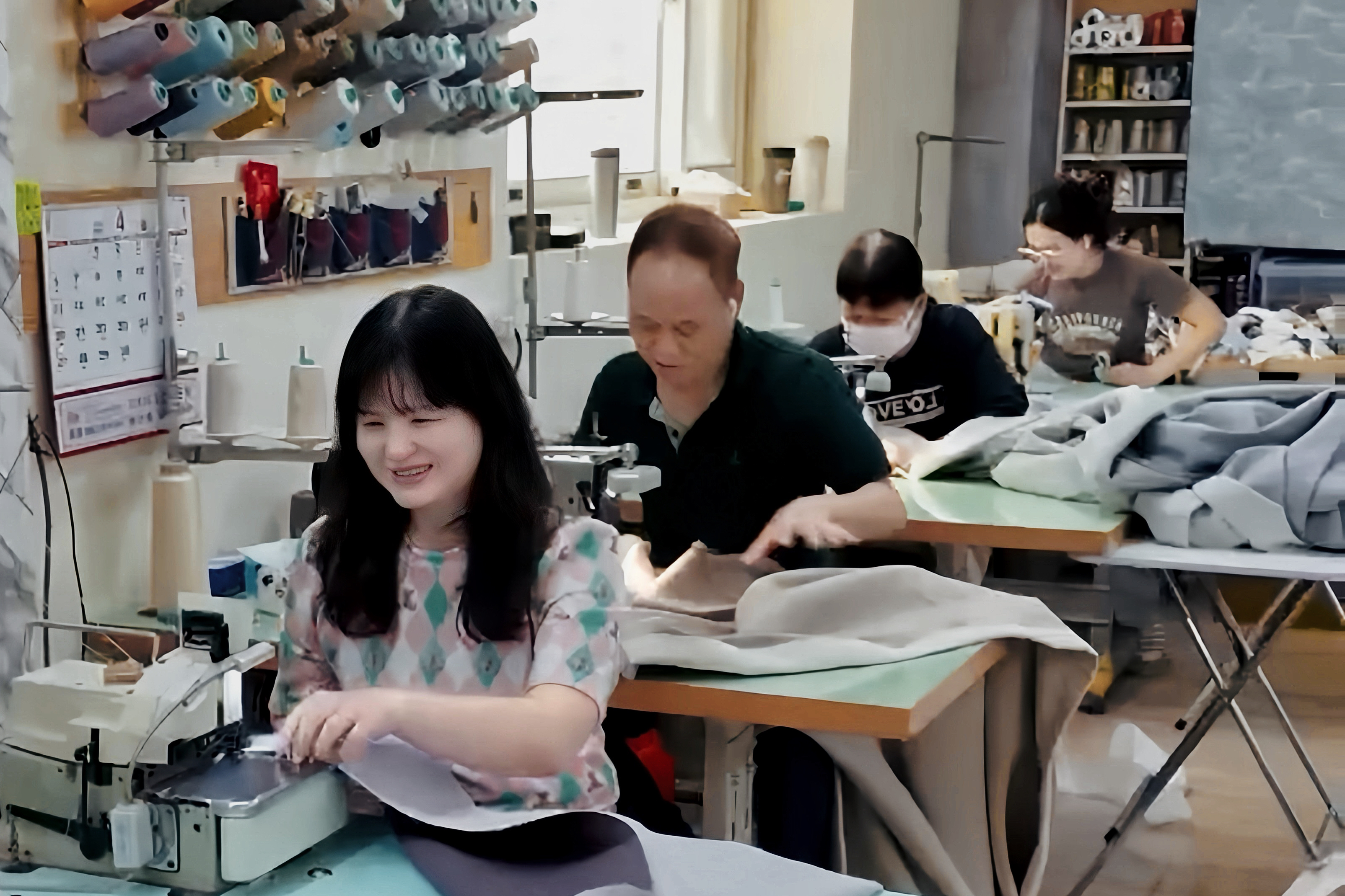 年倫窗飾自己有工班，讓客戶不必遷就制式化產品。圖/年倫窗飾提供