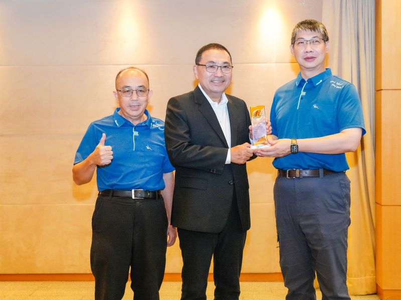 《圖說》113年全國公共污水處理廠營運評鑑「淡水水資源回收中心」獲國土署優等肯定，今日市政會議獻獎，市長與水利局長宋德仁(左)、正工程司楊忠謀(右)合影。〈水利局提供〉