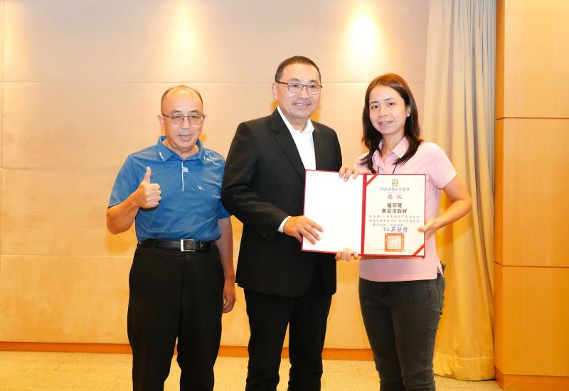 《圖說》114年度雨水下水道系統維護管理訪評新北市政府獲國土署優等肯定，今日市政會議獻獎，市長與水利局長宋德仁(左)、科長游蕙綾(右)合影。〈水利局提供〉