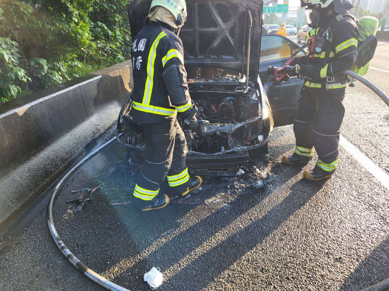 國1楊梅段火燒車!駕駛急停路肩驚險逃脫 575421 0