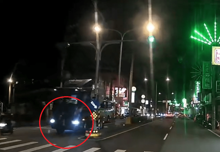 【有片】驚悚瞬間曝!中壢黑衣女子夜間闖越馬路 遭大貨車撞骨折 22454g65s4g65