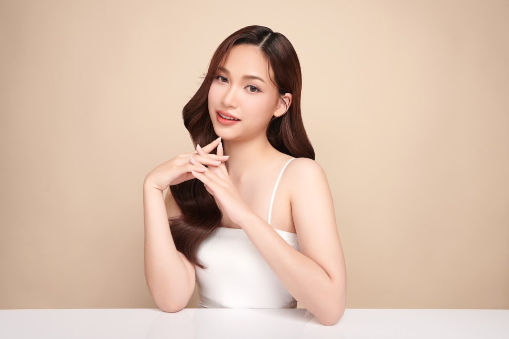 眉毛的顏色應該自己的跟髮色相近,以及可以稍微淺一點,像是淺咖啡色的眉毛可以配棕色頭髮。圖/123RF圖庫