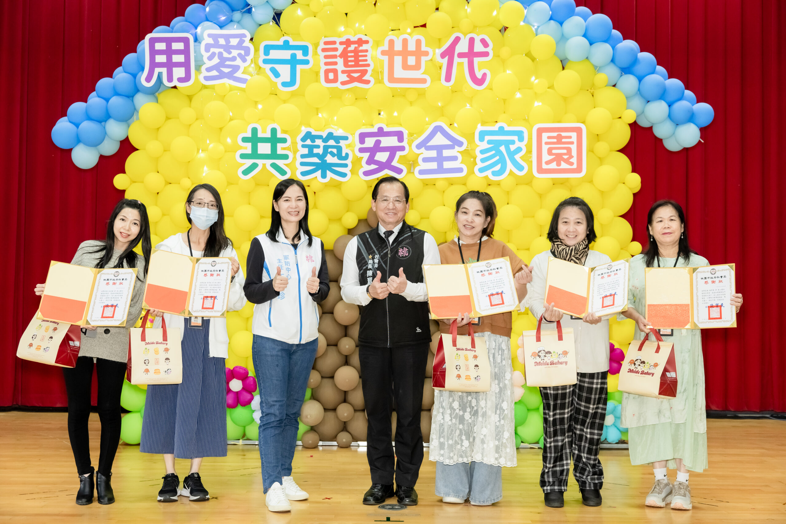 陳寶民局長頒發感謝狀給同時擔任兩個關懷方案的訪視員，感謝其付出 scaled