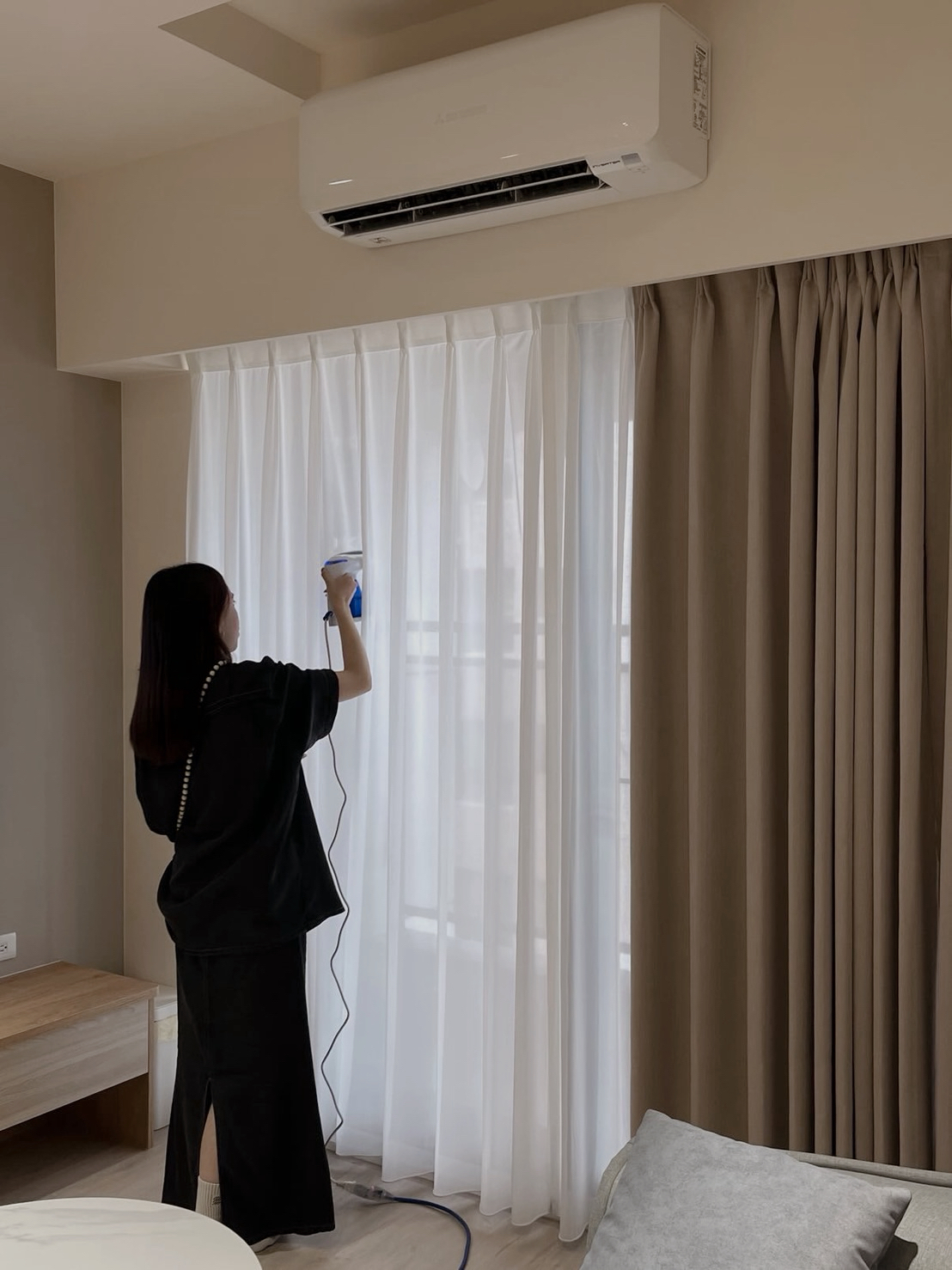 無論採購金額大小，現場師傅也會在安裝現場再次熨燙，避免運送過程產生摺痕。圖/年倫窗飾提供