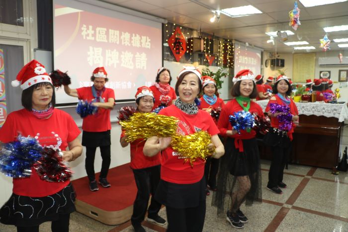《圖說》湳興里志工帶著80多歲的阿嬤(左3)一起唱跳蚱蜢的失戀陣線和充滿歡樂的聖誕舞曲。〈社會局提供〉