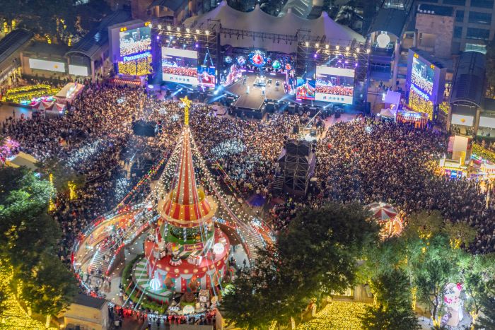 《圖說》系列活動高潮「巨星耶誕演唱會-The Greatest Show」更是精彩萬分,演唱會兩日統計共湧入超過40萬人次參與。〈觀旅局提供〉