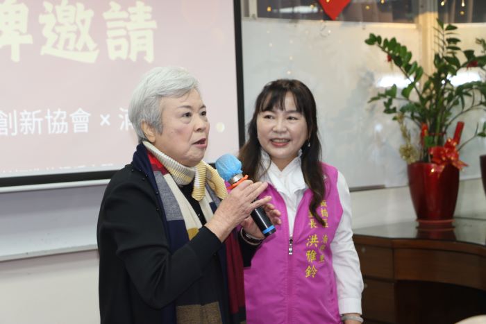 《圖說》珍寶貝未來創新協會理事長林玉燕(左)表示,搶在馬年前成立第一處據點,象徵一馬當先。〈社會局提供〉