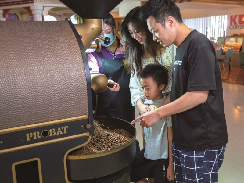 看歌廳秀之餘，一定要到「酷咖啡」品嘗雙冠王咖啡。