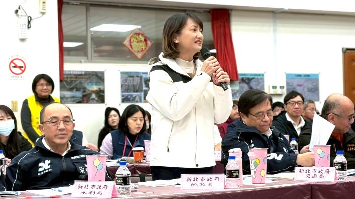 《圖說》地政局副局長徐鳳儀會中回應溫仔圳規劃。〈民政局提供〉