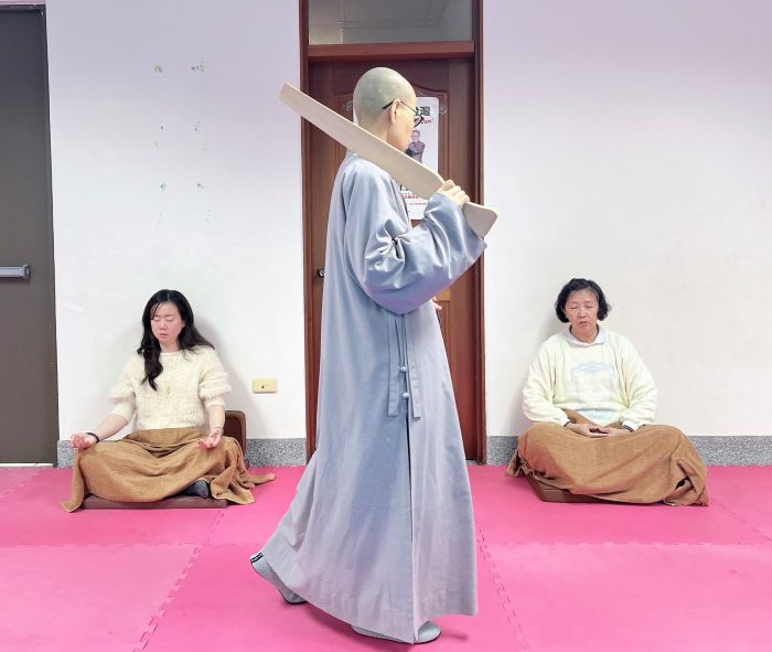 《圖說》設有板手協助參禪者提起正念。〈主辦單位提供〉