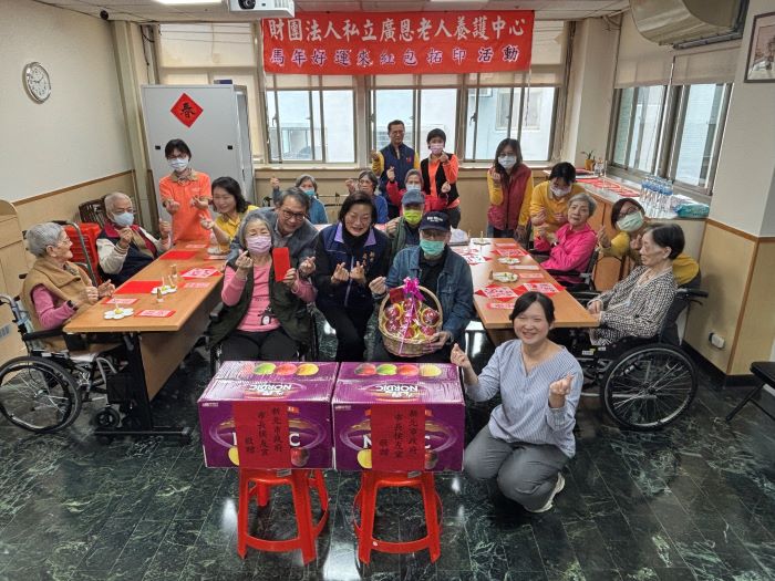 《圖說》李美珍局長慰訪廣恩老人養護中心，並代表侯友宜市長致贈春節加菜金及蘋果禮盒。〈社會局提供〉