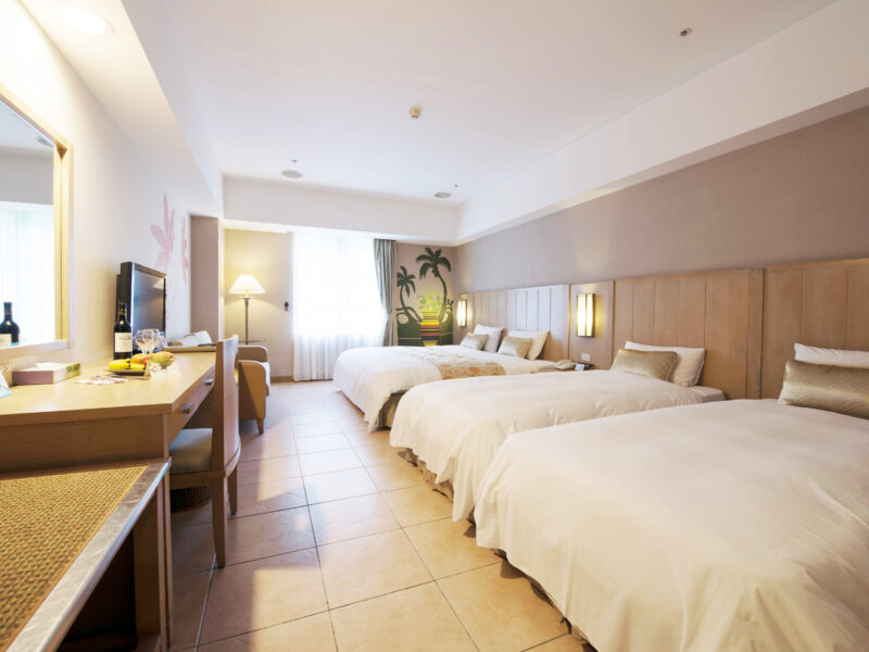 高級客房配置一大二小床，適合全家出遊首選，讓大人徹底放鬆，小孩也能玩得盡興。