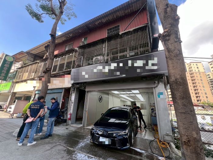 《圖說》屋主第一階段進拆除鐵皮,公安小組努力溝通協調。〈新莊分局提供〉