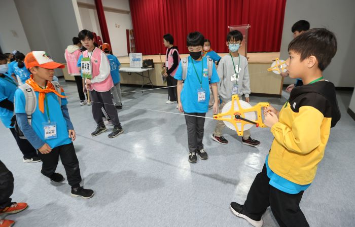 《圖說》在八里區公所體驗綠建築節能設計,並現場操作建築能效EUI計算。〈環保局提供〉