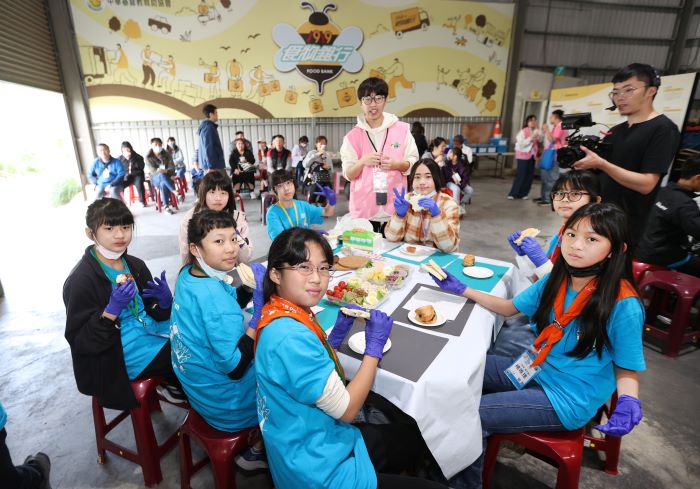 《圖說》小局長將外觀欠佳的「格外品」或即期食材,發揮創意轉化為惜食料理,實踐「再分配、再加值、再利用」的精神。〈環保局提供〉