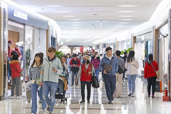 春節檔期購物熱潮湧現，義大世界購物廣場人潮絡繹不絕，成為民眾年前採購、走春逛街的一站式首選去處。圖/義大世界