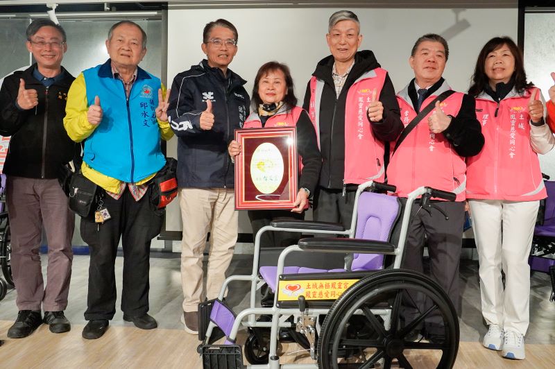 《圖說》新北市府秘書長邱敬斌(左3)代表侯友宜市長回贈感謝牌給土城鳳靈慈愛同心會理事長黃妙鳳(左4),左1為土城區長周晉平。〈社會局提供〉