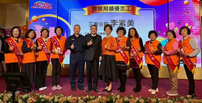 《圖說》侯友宜市長、警察局長方仰寧、志工大隊長蔡月美與獲獎志工合影二。〈警察局提供〉