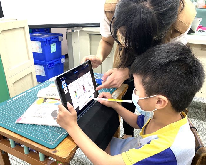 《圖說》金龍國小於課堂中使用平板進行數位學習。〈教育局提供〉