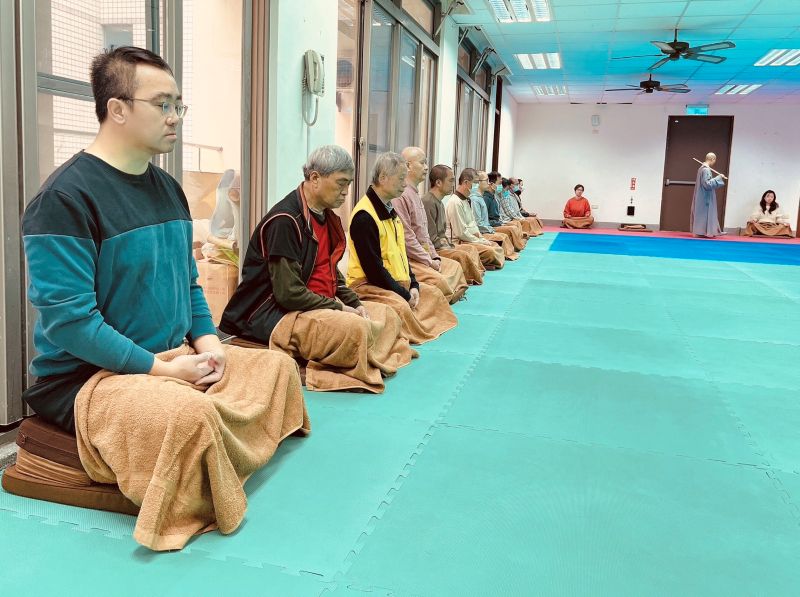 《圖說》六炷香中坐禪與跑香並行，全程禁語，並設有板手協助參禪者提起正念。〈主辦單位提供〉