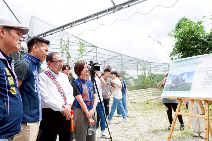 《圖說》《住宅法》施行後，新北市於樹林南園段打造全國第一座原住民族專屬社會住宅，左四為原民局長林瑋茜---資料照片。〈原民局提供〉