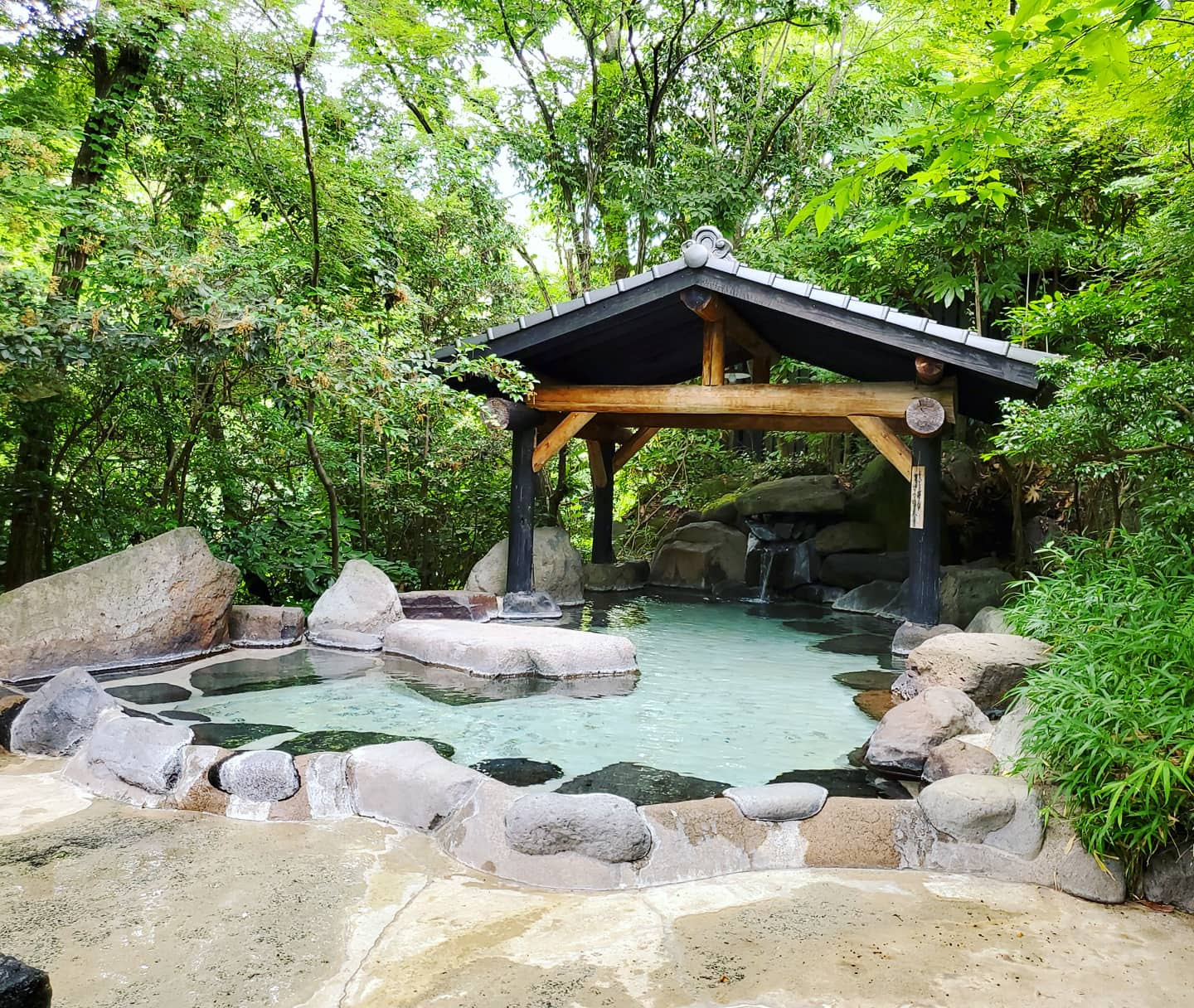 木立の中の宿 清流荘的溫泉水未經稀釋與煮沸從水源地直送湯池圖片來源菊池觀光協會 - 報新聞 Mega News