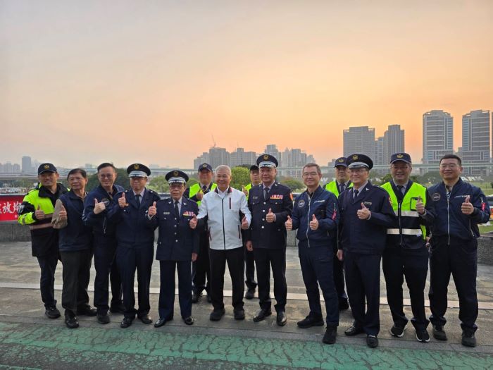 《圖說》方仰寧〈中〉慰勉三重分局機動派出所執勤同仁，感謝員警犧牲與家人團聚時光，堅守崗位守護市民安全。〈三重分局提供〉