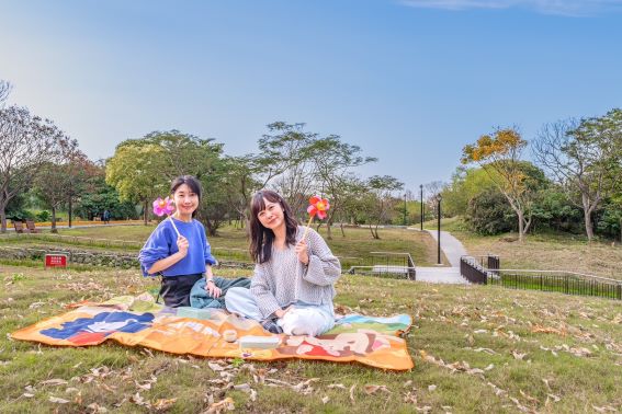 《圖說》溪洲公園保留大片綠地，提供民眾野餐、活動、賞景、親近大自然。〈高灘處提供〉