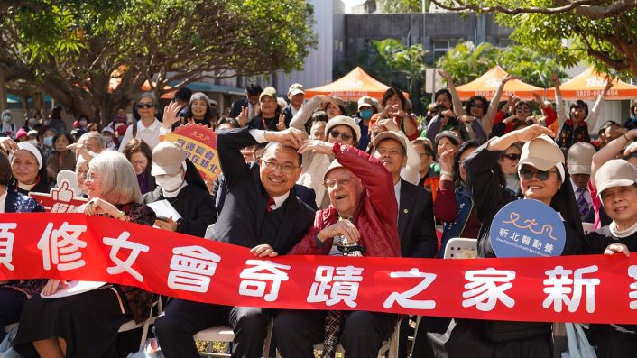 《圖說》侯友宜市長與民眾。〈衛生局提供〉