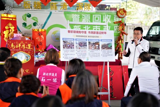 《圖說》程大維局長介紹新北市春節期間收運情形。〈環保局提供〉