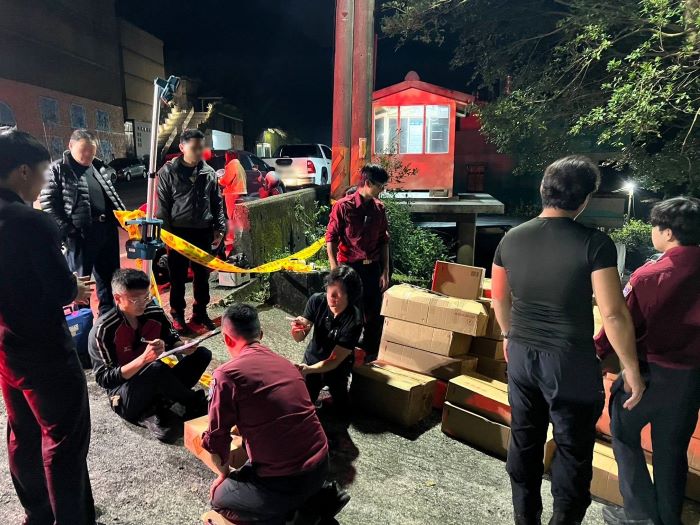 《圖說》新北消動員大批人力清點各式爆竹煙火。〈消防局提供〉