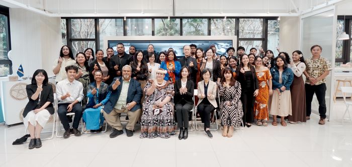 《圖說》活動由帛琉共和國駐臺特命全權大使歐儒侃賢伉儷、馬紹爾群島共和國卡蒂爾大使、新北市青年局長邱兆梅、秘書處長祝惠美、原民局杜芸秘書（第一排左3至右）與會。〈青年局提供〉