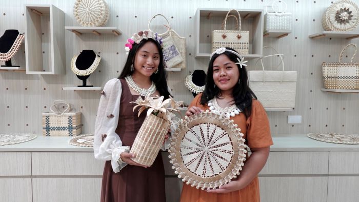 《圖說》馬紹爾群島共和國大使館透過展出傳統手工藝品，分享深厚的海洋文化背景。〈青年局提供〉