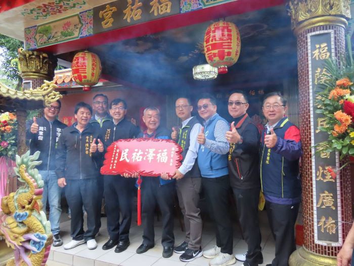 《圖說》民政局長林耀長代表市長侯友宜頒贈匾額予泰山福祐宮，感謝廟方長期協助推動急難救助。〈民政局提供〉