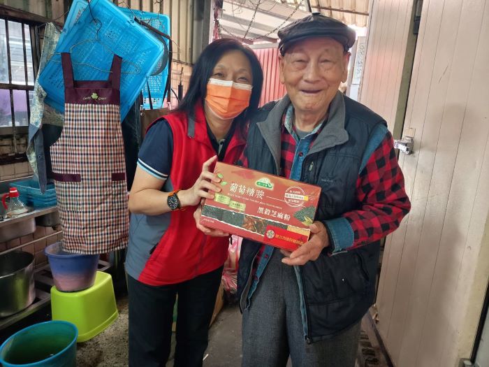 《圖說》王玟琳訪視經營自助餐的榮民曹爺爺，並關心其生活近況。〈新北榮服處提供〉