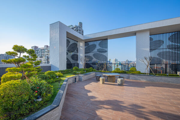 「皇逸居」頂樓空中花園規劃，結合綠意景觀與休憩座席，打造俯瞰城市天際線的放鬆空間，享受都會中的靜謐綠洲。圖/業者提供