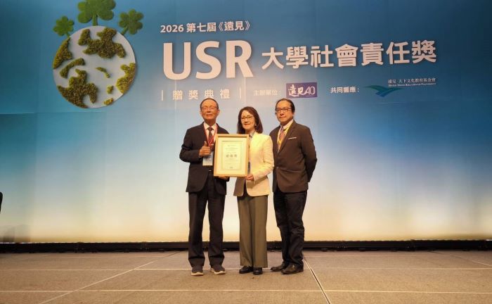 《圖說》前教育部政務次長林聰明頒發「人才共學組」績優獎，由龍華科大主任秘書林如貞代表上台領獎，彰顯龍華推動跨域學習與人才培育的具體成效。〈龍華科大提供〉