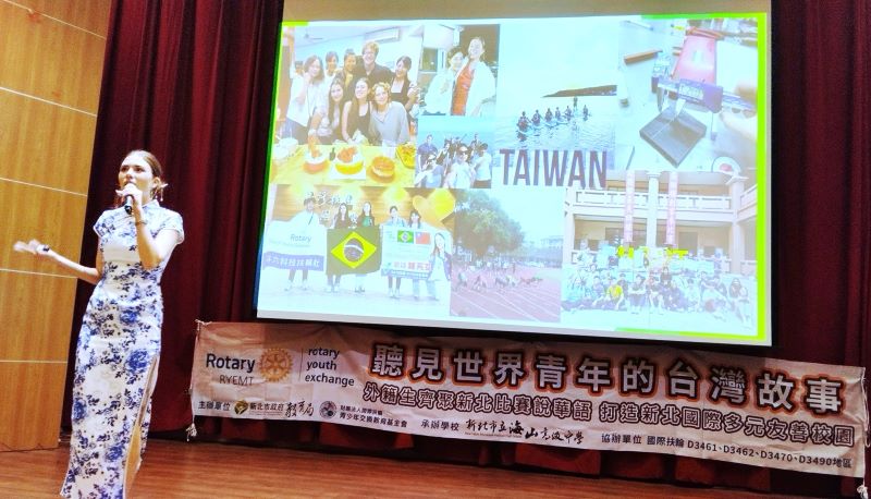 《圖說》來自巴西的交換生鍾芮亞分享，參加學校運動會800公尺比賽跌倒時，感受到同學熱情加油。〈教育局提供〉