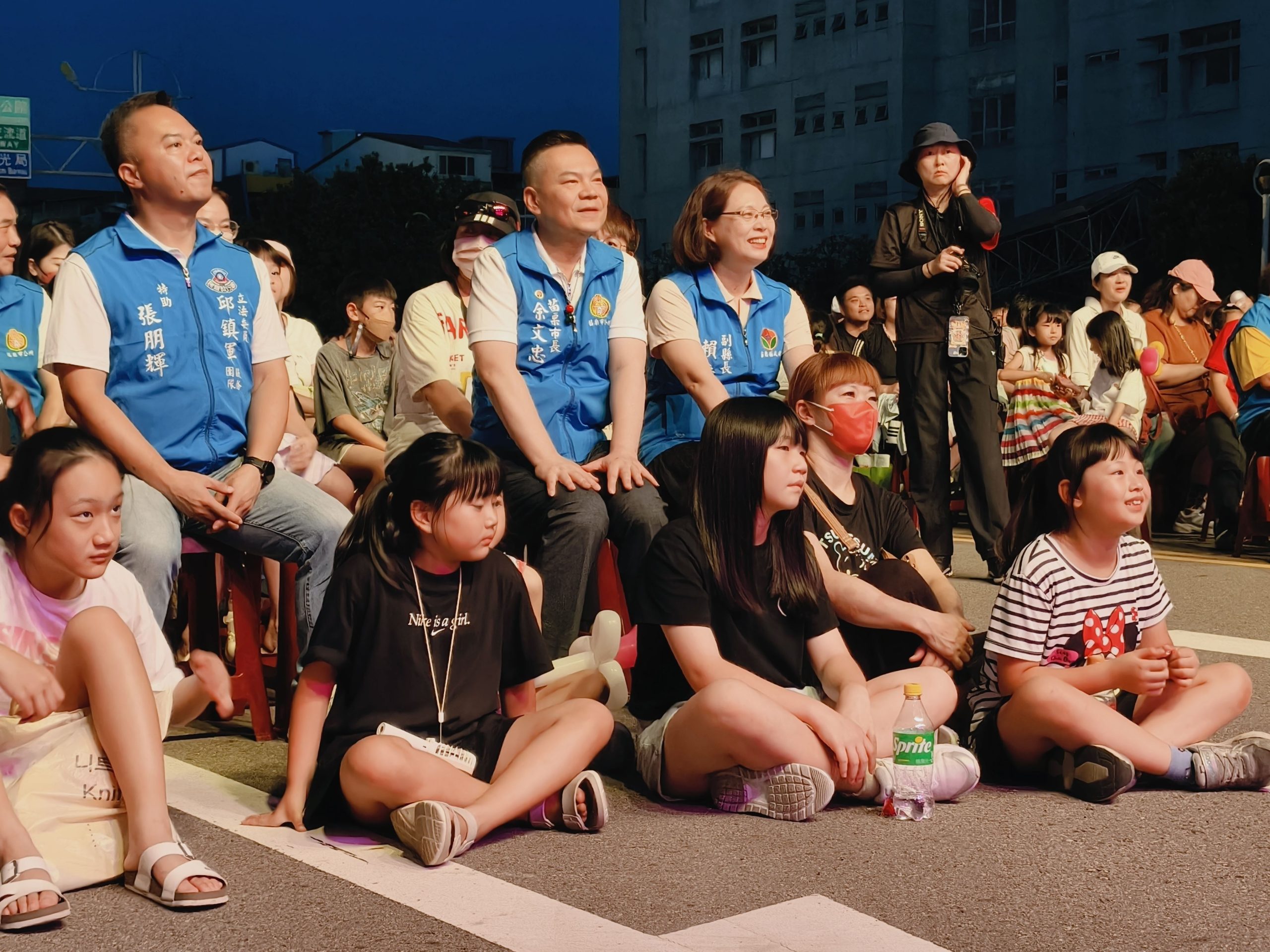 副縣長與小朋友全神貫注欣賞演出