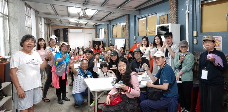 《圖說》卯澳社區發展協會理事長吳享蓉分享海女故事並帶領製作石花凍飲。〈十三行提供〉