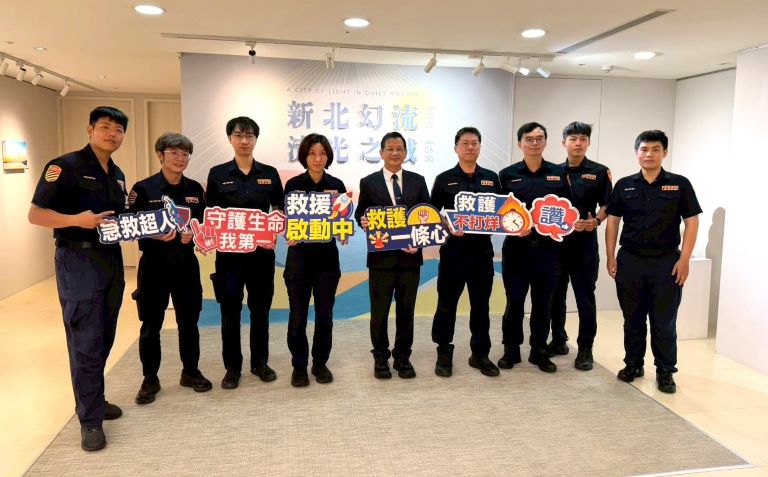 《圖說》消防局長陳崇岳與中和交通分隊員警合影。〈消防局提供〉