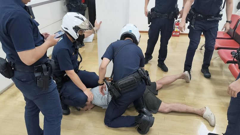 《圖說》嫌疑人得手後坐在大廳等候區從容數鈔票，警方獲報後迅速到場，僅花30秒便將人制伏逮捕。〈板橋分局提供〉
