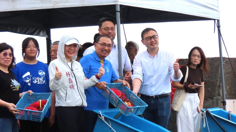 《圖說》侯友宜市長親自參與海洋永續生物多樣性放流活動。〈民政局提供〉
