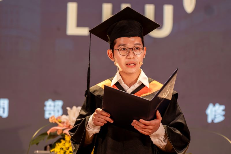 《圖說》僑生代表、電子工程系陳錦海同學於畢業典禮中分享在台求學的成長歷程，感謝師長一路以來的關懷與支持。〈龍華科大提供〉