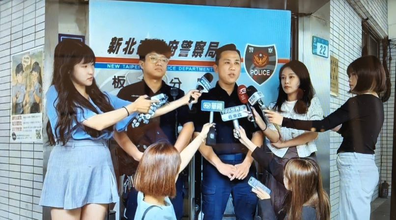 《圖說》轄區所長陳協村及員警蔡元翔〈左〉說明案由。〈板橋分局提供〉