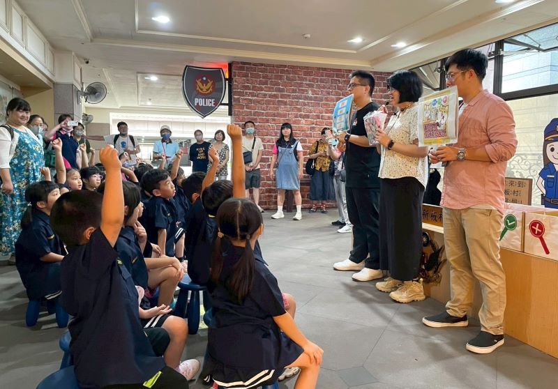 《圖說》幼兒園小朋友參加「新板村派出所－小小波麗日記體驗營」活動，有獎徵答時紛紛踴躍舉手，搶答氣氛熱烈。〈新北巿警局提供〉