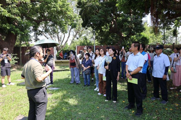 縣長張麗善及參與民眾在三秀園傅恩弘總監帶領下，認識園林建築特色、家族故事與歷史脈絡。