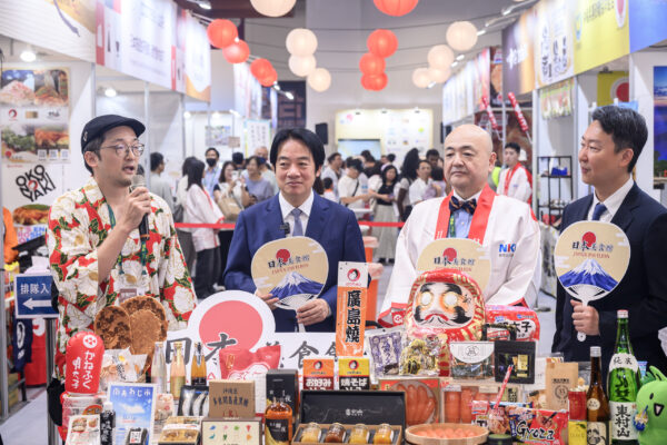 總統賴清德出席日本美食館活動，與日方代表及貴賓共同參與交流，展現台日美食文化與觀光合作交流熱絡，吸引眾多民眾駐足參觀。（圖／主辦單位提供）