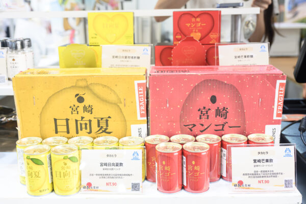 日本美食館展售宮崎縣特色飲品，包括宮崎日向夏飲與宮崎芒果飲，採用當地知名水果製成，展現日本地方農產魅力，吸引民眾駐足選購、品嚐道地風味。（圖／主辦單位提供）